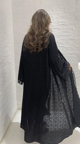 عبايه من الدانتيل الفاخر