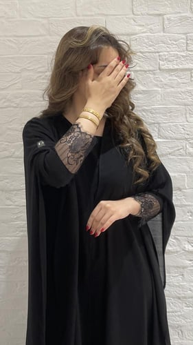 عبايه من الشيفون والدانتيل الناعم