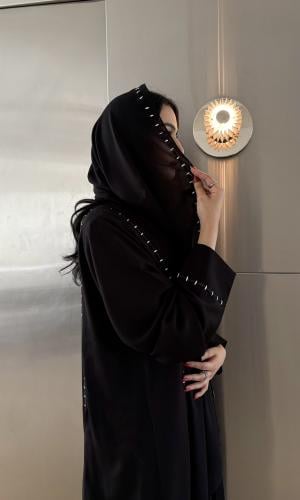 عباية كلوش مع تطريز يدوي وكسرات