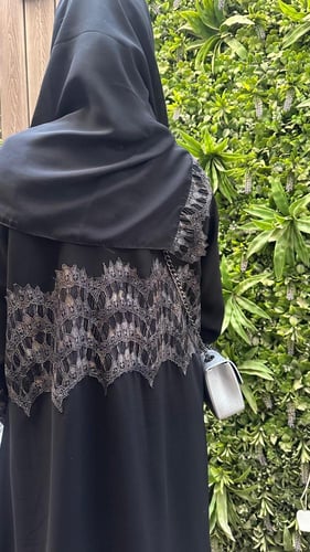 عبايه كلوش مزينة بقطعة مموجة دانتيل
