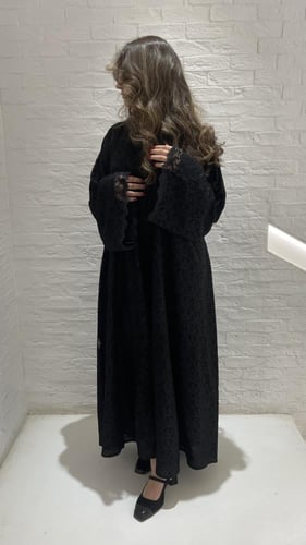 عبايه من الدانتيل الفاخر