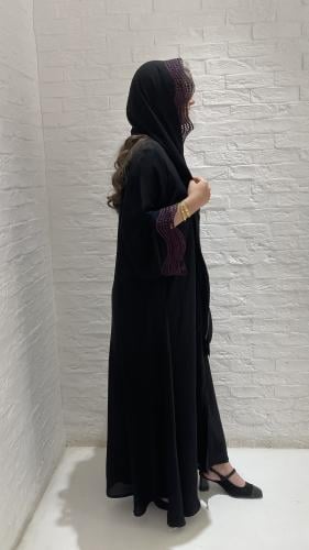 عبايه كلوش مزينه الاكمام