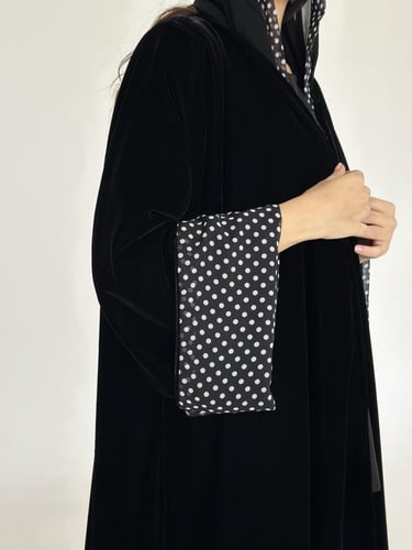 عبايه مخمل مع الشيفون المنقط