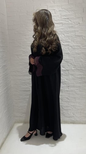 عبايه كلوش مزينه الاكمام