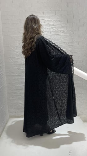 عبايه من الدانتيل الفاخر