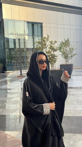 نص بشت مزينه بالقيطان