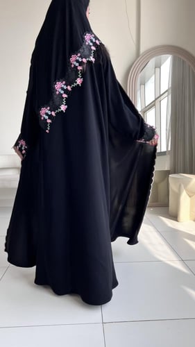 عبايه كلوش مع تطريز يدوي