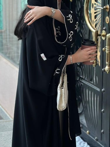 نص بشت مع تطريز فيونكة مزينه بحبات اللولو