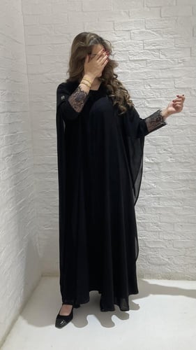 عبايه من الشيفون والدانتيل الناعم