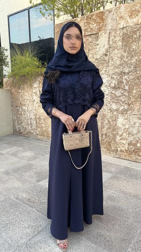عبايه كريب مزينه بالدانتيل الفاخر