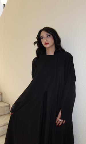عباية بقصة مغلقة مع كسرة من الخلف