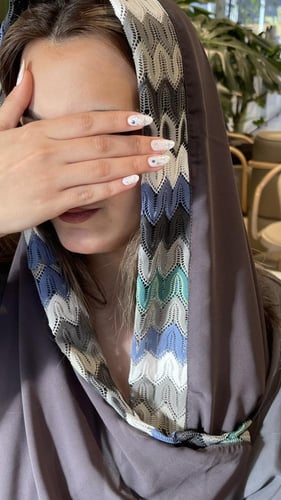 كلوش رمادي مزين بشيفرون ملون مموج بارز الملمس