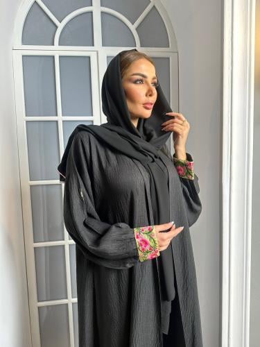 نص كلوش مع اكمام واسعة مزينه باسورة ملونه