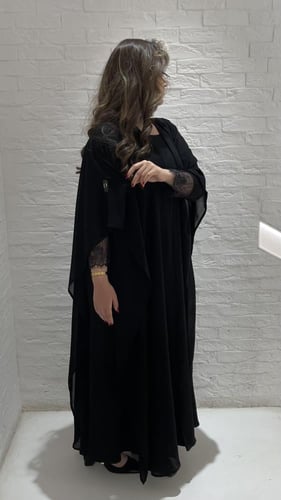 عبايه من الشيفون والدانتيل الناعم