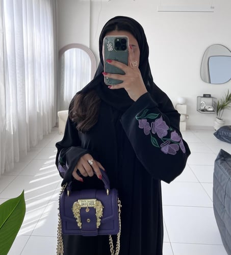 عبايه كلوش مطرزة بورود بلون الخزامى