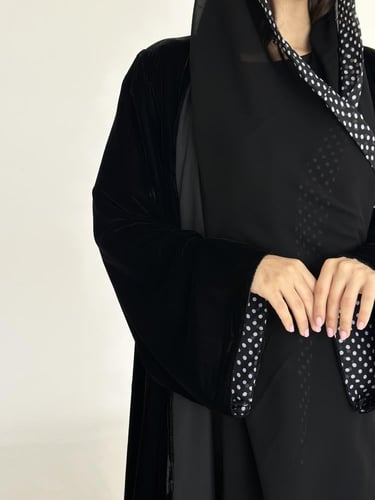 عبايه مخمل مع الشيفون المنقط