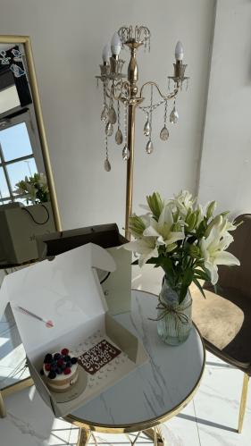 كيك وفازة ورد