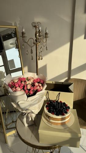 كيك حجم كبير ورد