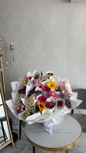 A bouquet of 30 distinguished roses