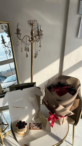 كيك مع بوكية احمر ٢٥ ورده