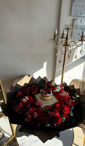 كيك مع بوكيه كبير احمر