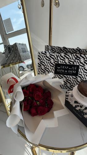 كيك اني وداني مع ورد احمر