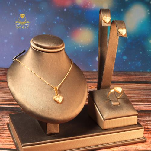 طقم ناعم بتصميم قلب ذهب صافي عيار 18