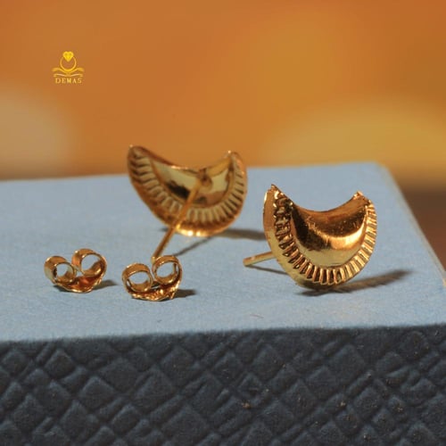 حلق ذهب عيار 18 وزن 0.2 جرام صغير - تصميم هلال أني...