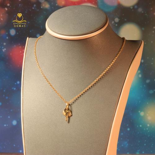 قلادة تصميم مفتاح وبيت ذهب صافي عيار 18