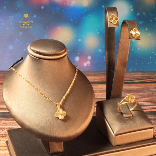 طقم VCA تصميم مميز ذهب صافي عيار 18