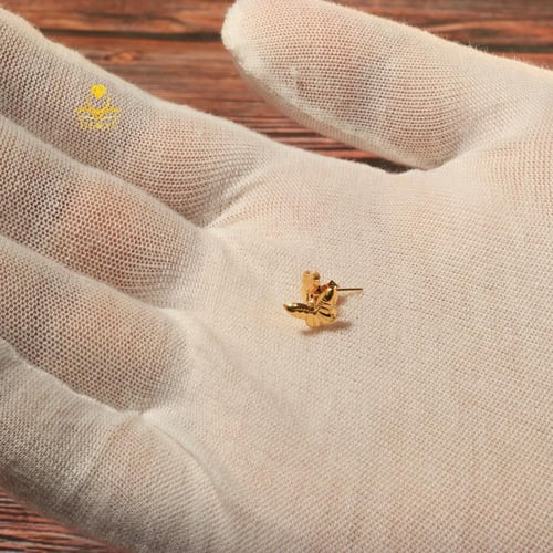 حلق ذهب عيار 18 وزن 0.2 جرام صغير - تصميم فراشة لا...