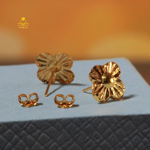 حلق ذهب عيار 18 وزن 0.2 جرام صغير - تصميم زهرة ناع...