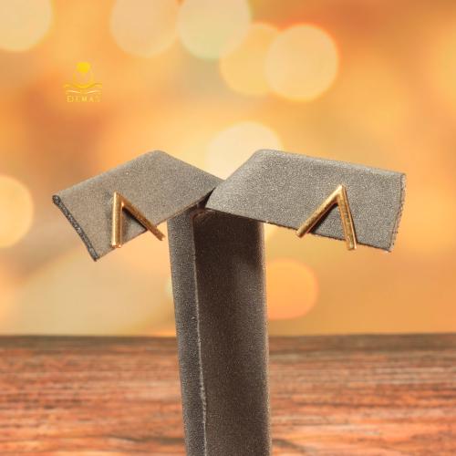 حلق ذهب بتصميم V عيار 18