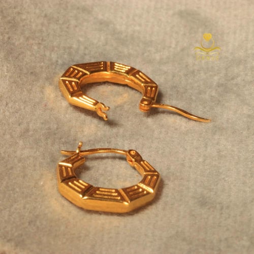 حلق كليب تصميم مميز ذهب صافي عيار 18