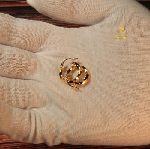 حلق دائري تويستد ذهب صافي عيار 18