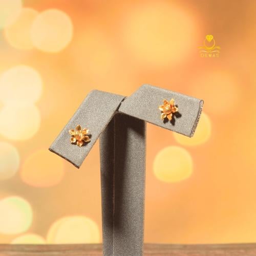 حلق ذهب تصميم وردة عيار 18