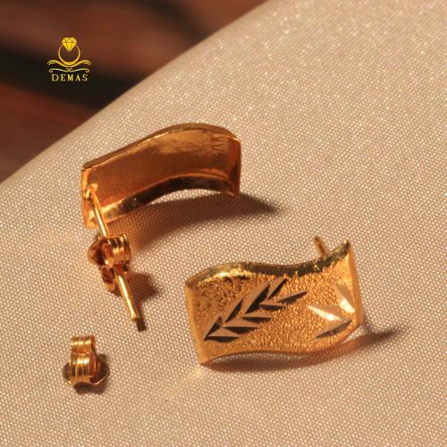 حلق ذهب منحني بنقشة أوراق – ذهب عيار 18 (وزن 0.5 ج...