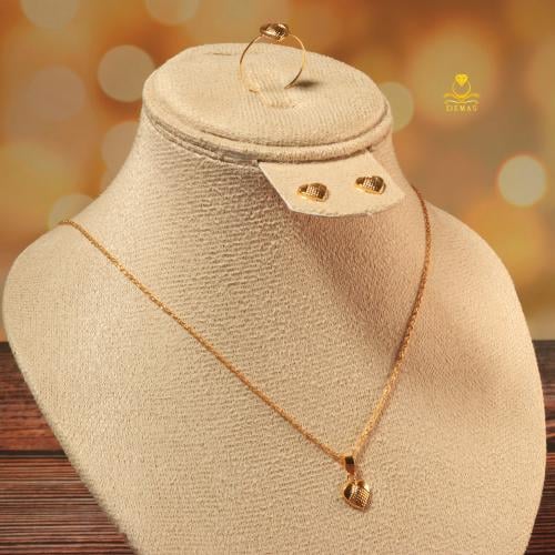 طقم ذهب عيار 18 قلب بنقشة فاخرة وزن 1.1 جرام طول 1...