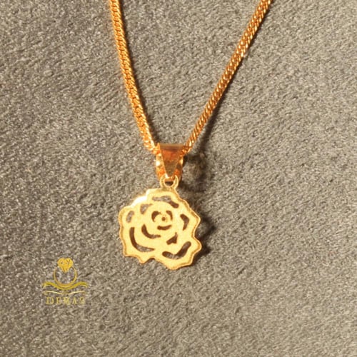 قلادة ناعمة تصميم وردة ذهب صافي عيار 21