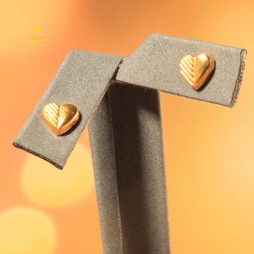 حلق ذهب صغير ناعم تصميم قلب عيار 18