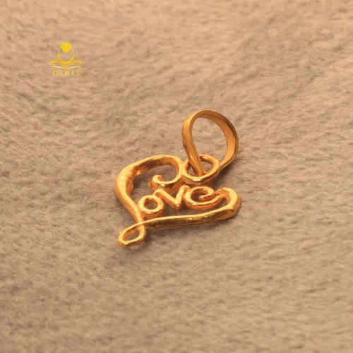 تعليقة ذهب عيار 18 بشكل قلب LOVE – وزن 0.6 جرام