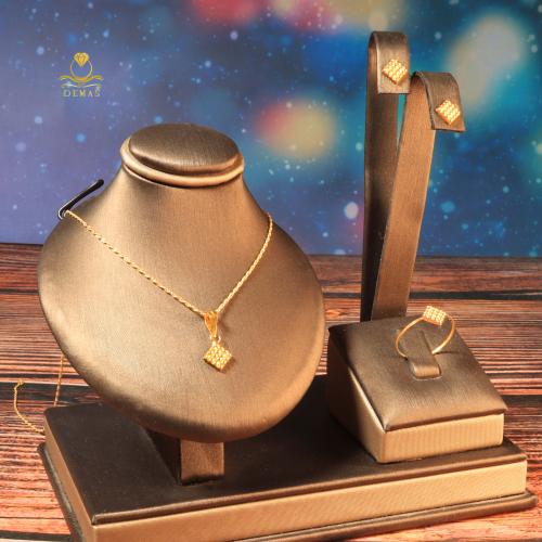 طقم ناعم بتصميم معين ذهب صافي عيار 18