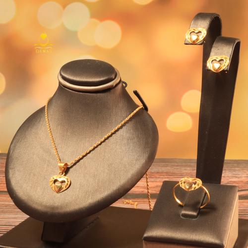 طقم ذهب تصميم قلب عيار 18