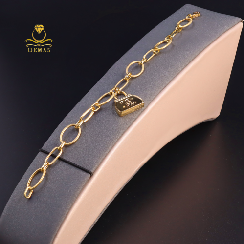 اسوارة مع تعليقة حقيبة شانيل عيار 18