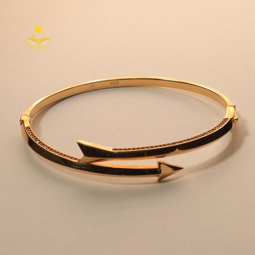 سوار ذهب عيار 18 تصميم السهم المتقاطع وزن 9.4 جرام...