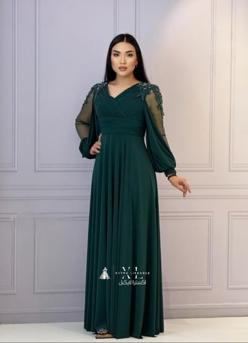 فستان سهرة ناعم بأكمام طويلة مطرزة