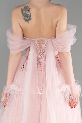 فستان حفلة بأكتاف مكشوفة