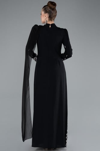 فستان سهرة بتطريز ناعم وأكمام طويلة