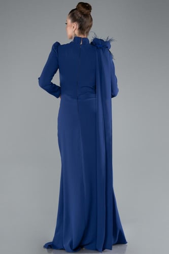 فستان سهرة بتطريز ناعم وأكمام طويلة