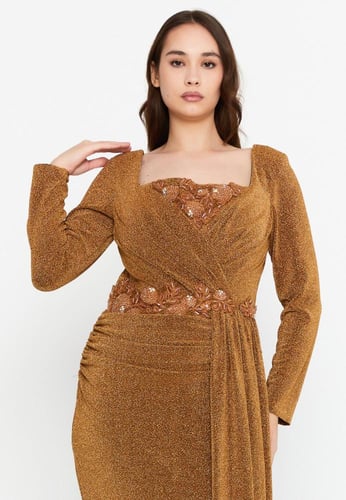 فستان سهرة بقماش التول